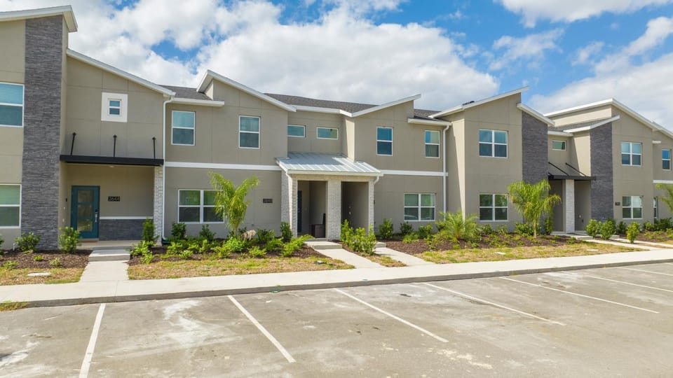 Magnificient 4Bd w Pool @ Storey Lake Resort 2648 House in Kissimmee
