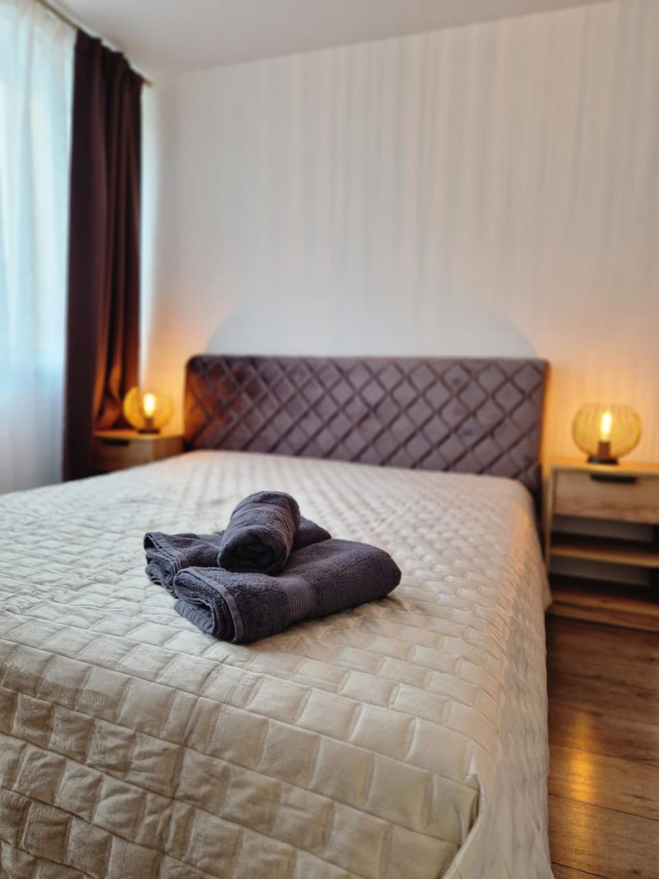 Bed, Bedroom, towels