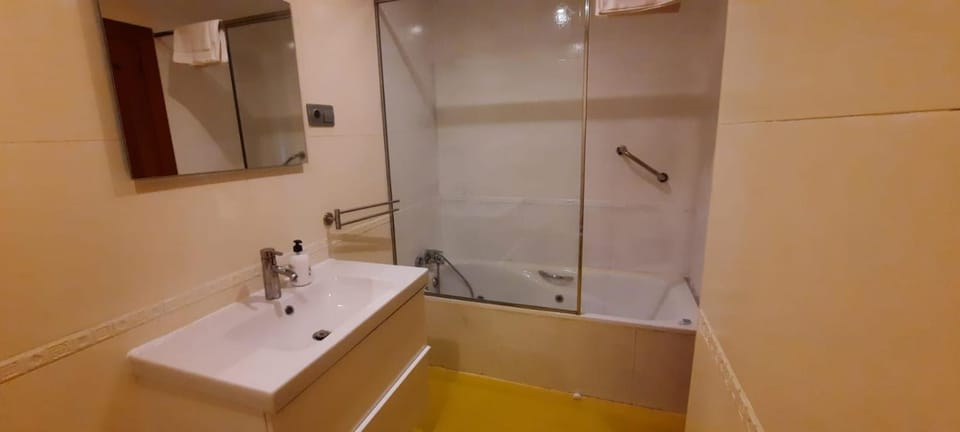 Bathroom, Bath, towels