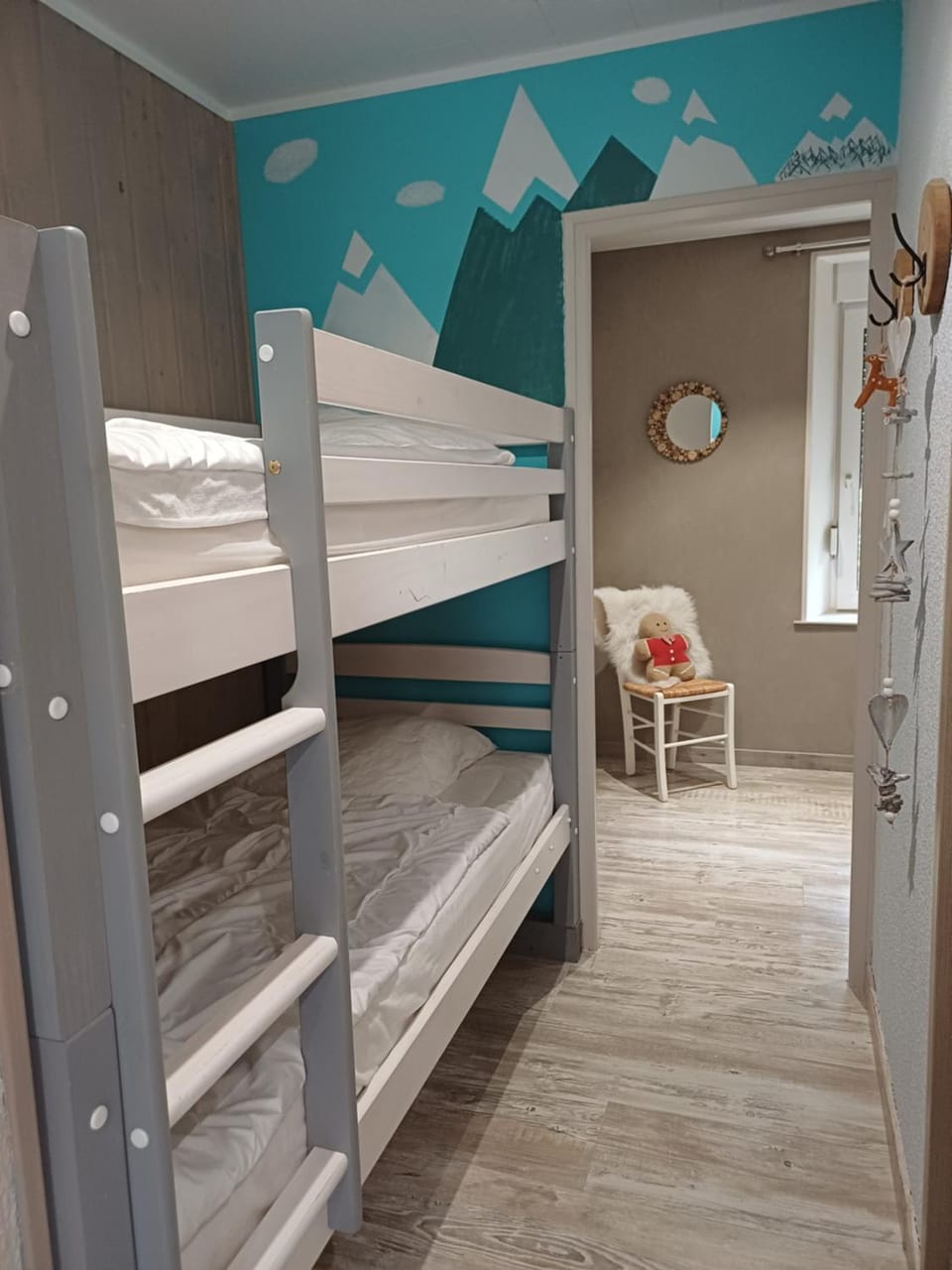 Bedroom, bunk bed