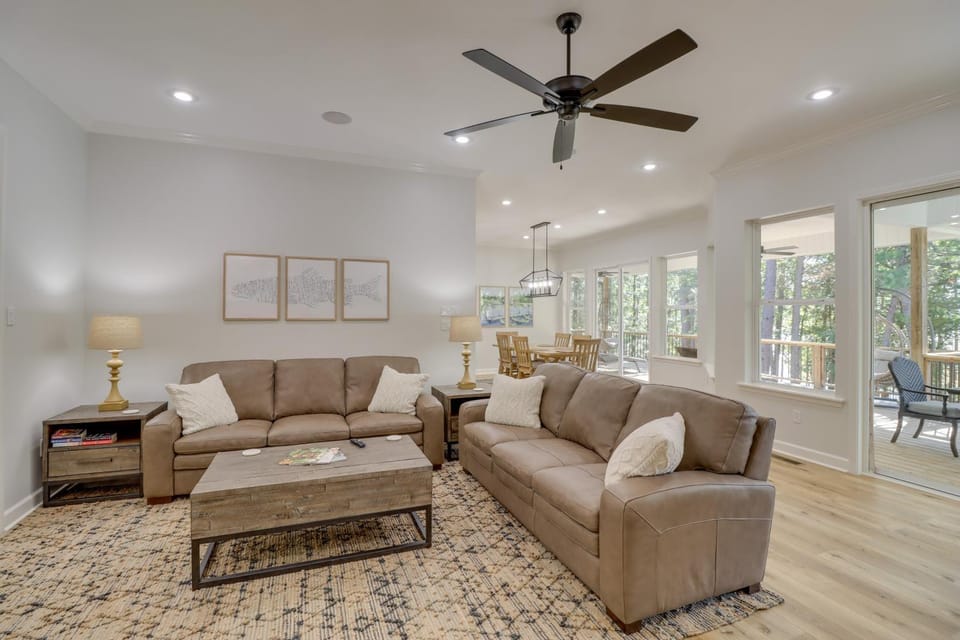 Luxury Lakefront Retreat with Deck and Patio! House in Greers Ferry Lake