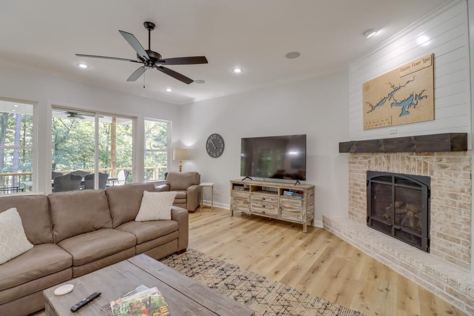 Luxury Lakefront Retreat with Deck and Patio! House in Greers Ferry Lake