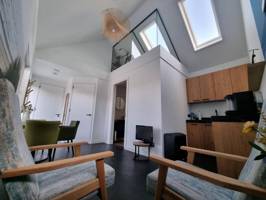 Kitchen or kitchenette, Living room, Seating area, Dining area