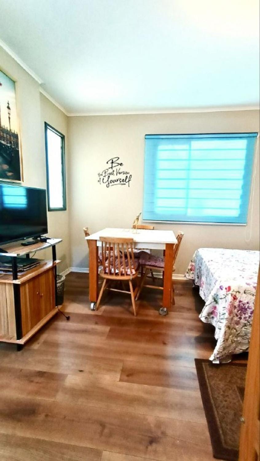 TV and multimedia, Photo of the whole room, Seating area, Bedroom