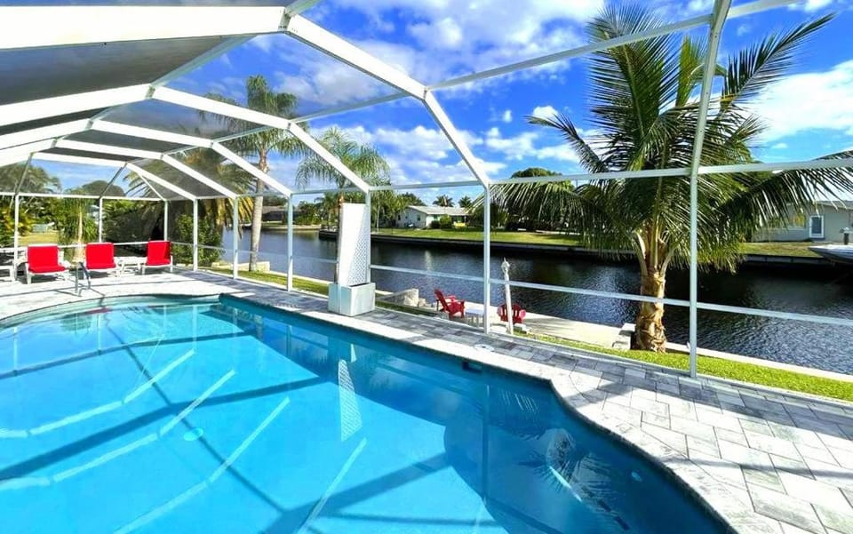 Pool view, River view, Swimming pool, Swimming pool, sunbed
