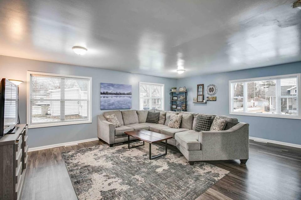 Smart Home 1 mile from ND & Eddy St House in South Bend