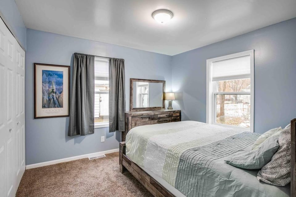 Smart Home 1 mile from ND & Eddy St House in South Bend