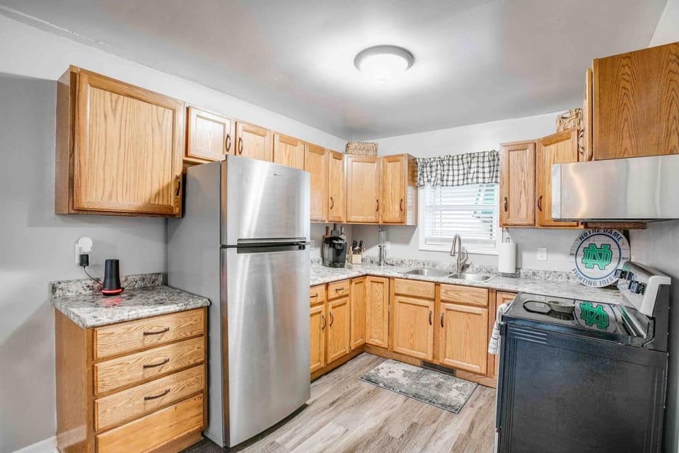 Smart Home 1 mile from ND & Eddy St House in South Bend