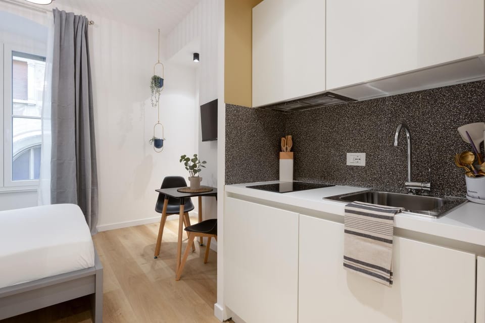 Kitchen or kitchenette, Bedroom, stove