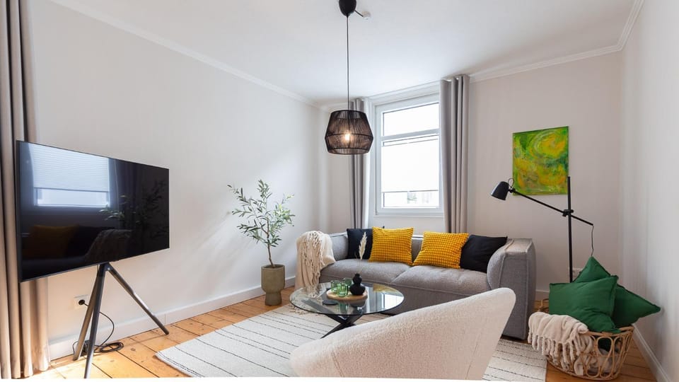 TV and multimedia, Living room, Seating area, Evening entertainment