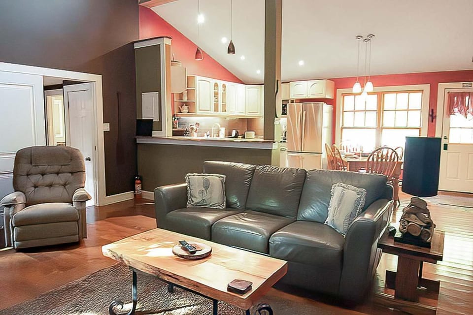 2BR Cottage Surrounded by Nature House in Tobermory
