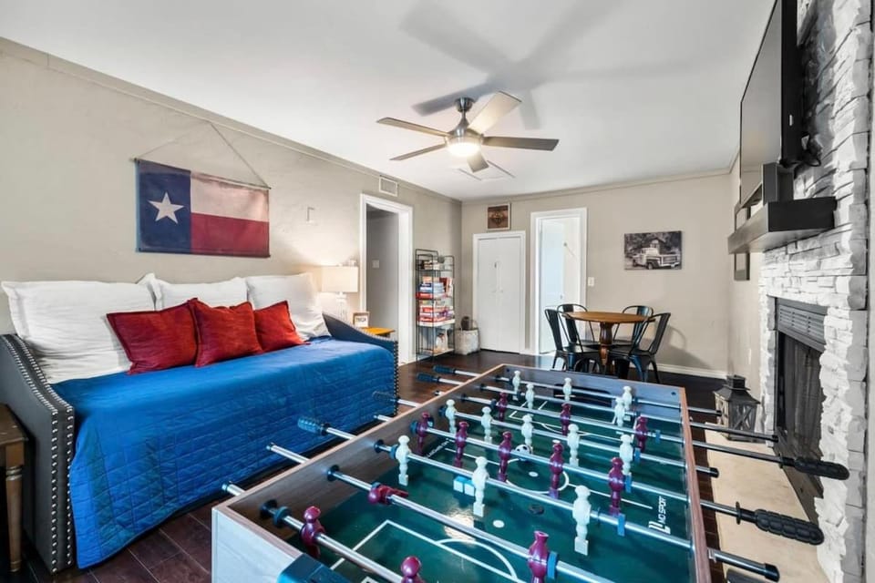 3 Bedroom Home - Hot Tub - Firepit - Game room House in Fredericksburg
