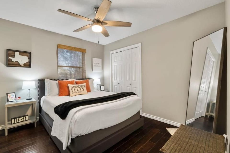 3 Bedroom Home - Hot Tub - Firepit - Game room House in Fredericksburg