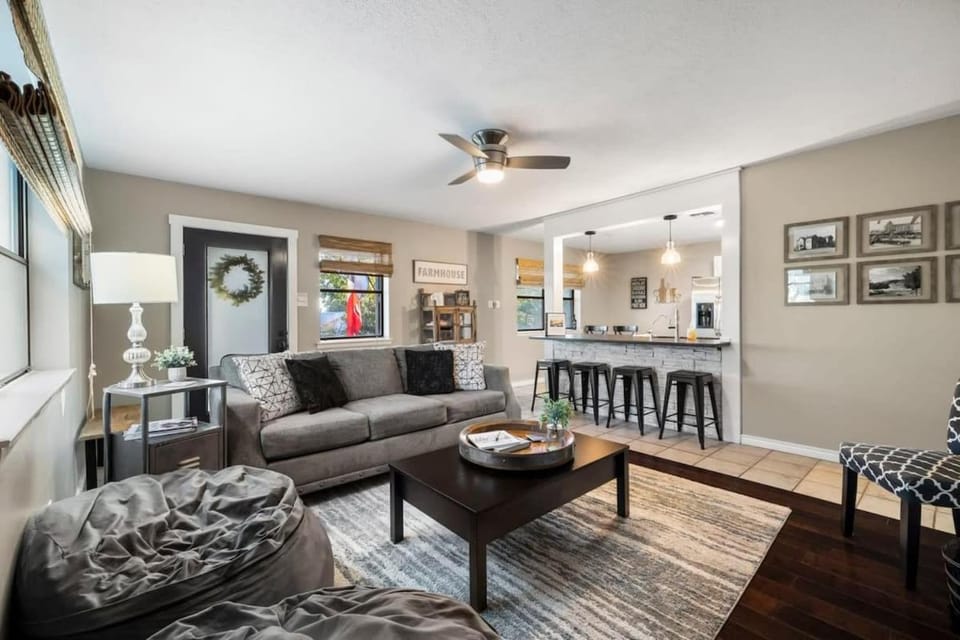 3 Bedroom Home - Hot Tub - Firepit - Game room House in Fredericksburg