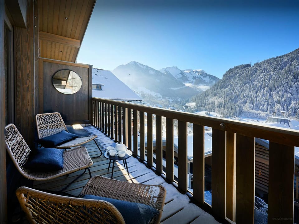 Property building, Winter, Balcony/Terrace