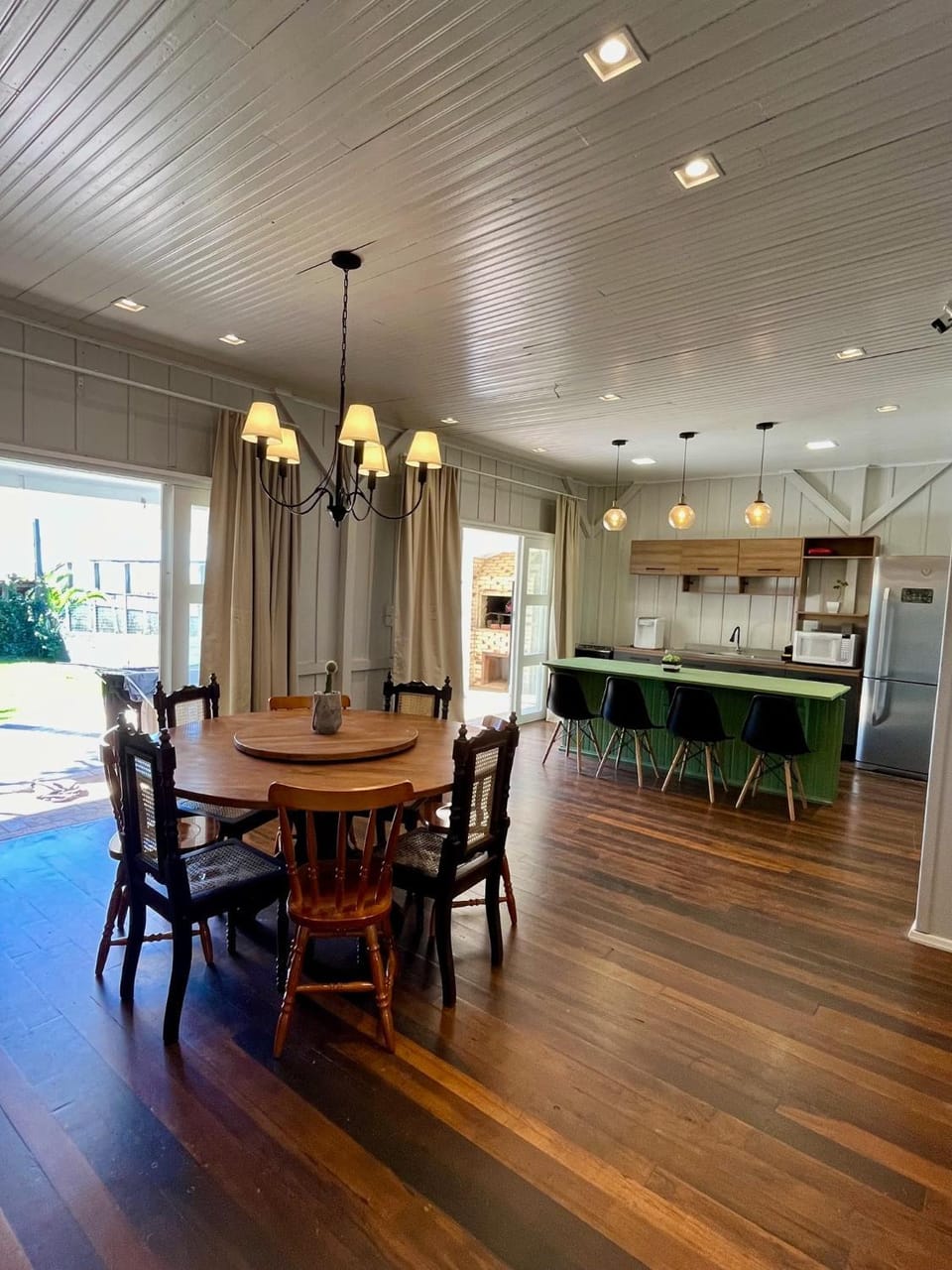 Kitchen or kitchenette, Dining area