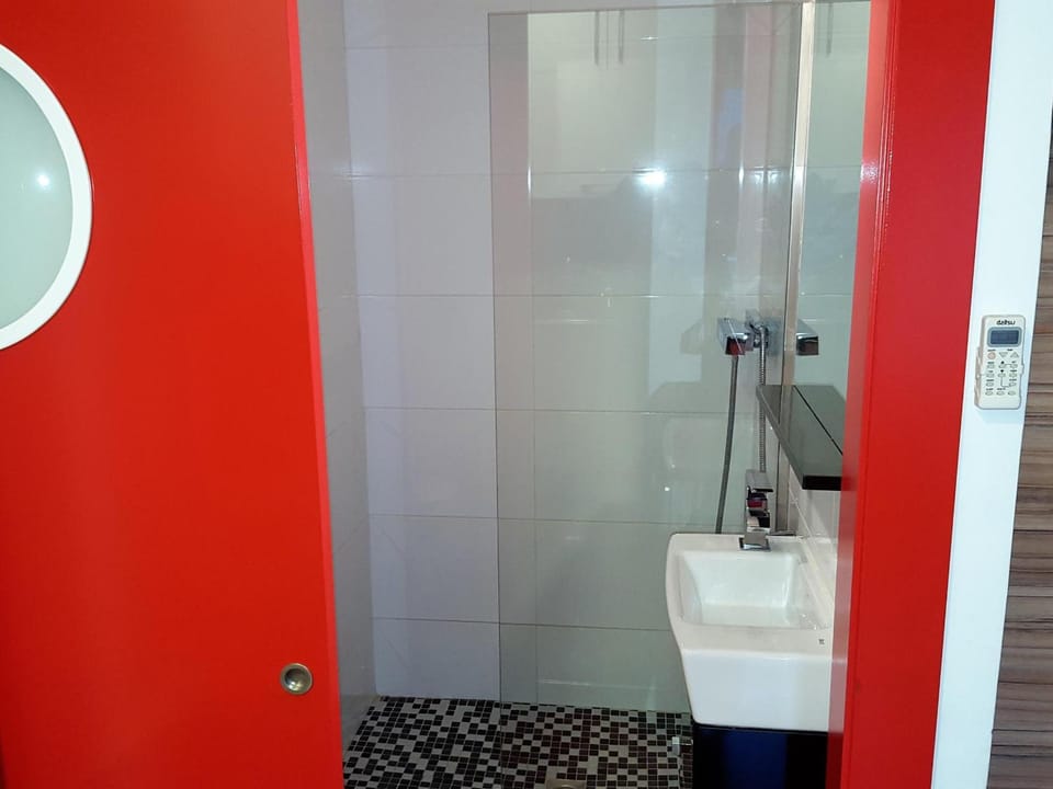 Estudio Renovado con Terraza a 200m de la Playa de Roses + Parking Privado y Climatización - ES-258-14 Apartment in Roses