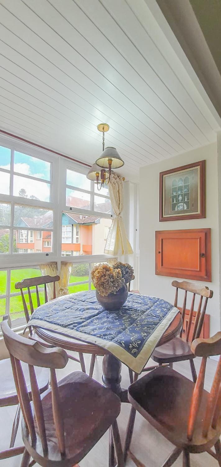 Duplex Floresta Negra - Sua Base perfeita em Gramado! Ótima LOCALIZAÇÃO LAGONegro 500m - 02 Quartos e 02 Banheiros para FAMILIA em CONDOMINIO FECHAD0, cozinha completa com GARAGEM e portaria 24h Apartment in Gramado