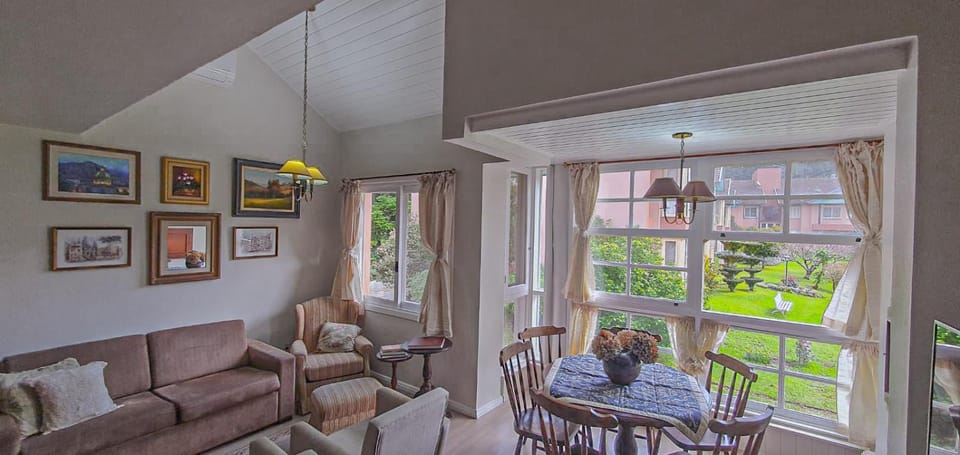 Duplex Floresta Negra - Sua Base perfeita em Gramado! Ótima LOCALIZAÇÃO LAGONegro 500m - 02 Quartos e 02 Banheiros para FAMILIA em CONDOMINIO FECHAD0, cozinha completa com GARAGEM e portaria 24h Apartment in Gramado