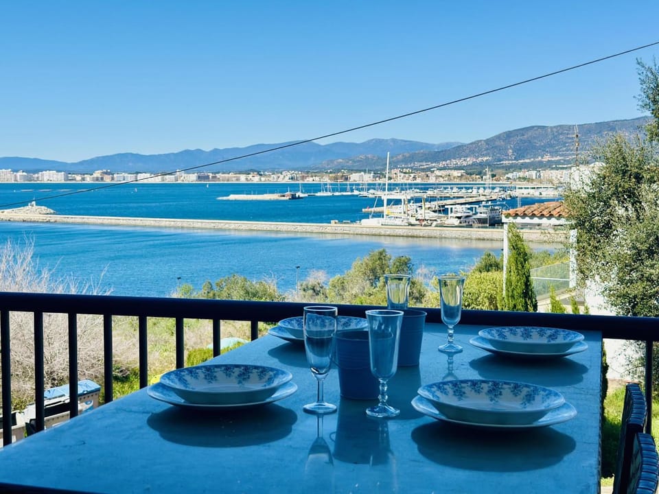 Apartamento en Roses con Terraza y Parking para 6 - ES-258-116 Apartment in Roses