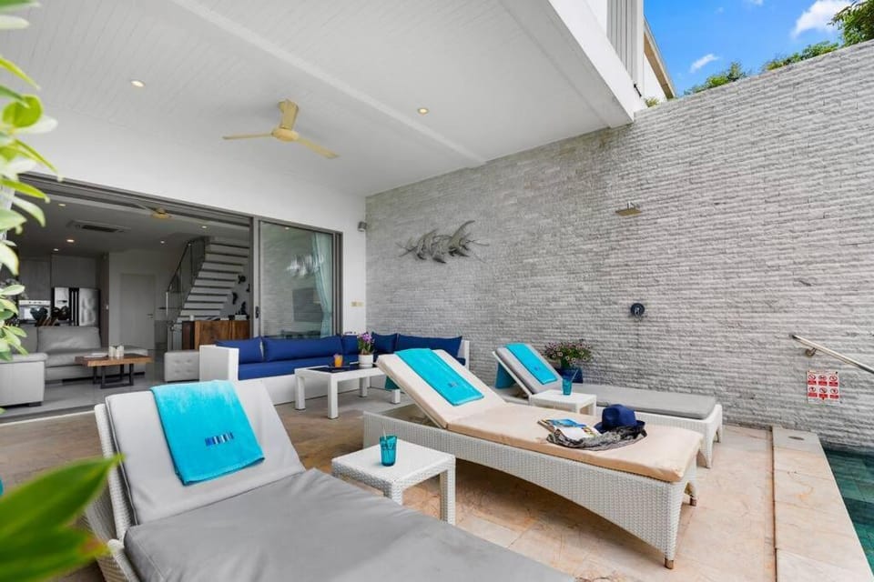 Day, Balcony/Terrace, Seating area, Pool view, Swimming pool, sunbed