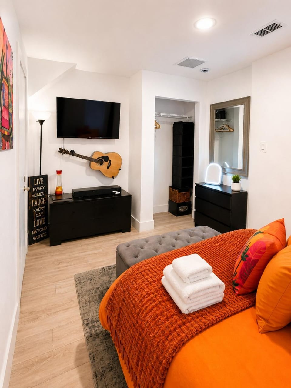 Bed, TV and multimedia, Photo of the whole room, Bedroom