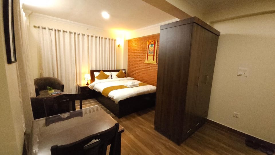 Property building, Bed, TV and multimedia, Living room, Photo of the whole room, Seating area, Bedroom, hair dresser, wardrobe
