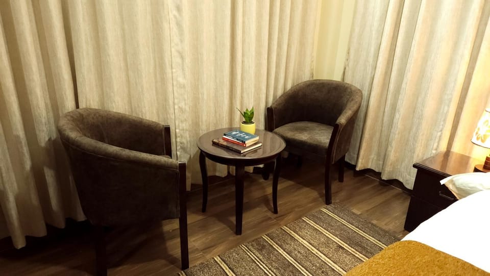 Bed, Living room, Photo of the whole room, Seating area, Bedroom, hair dresser