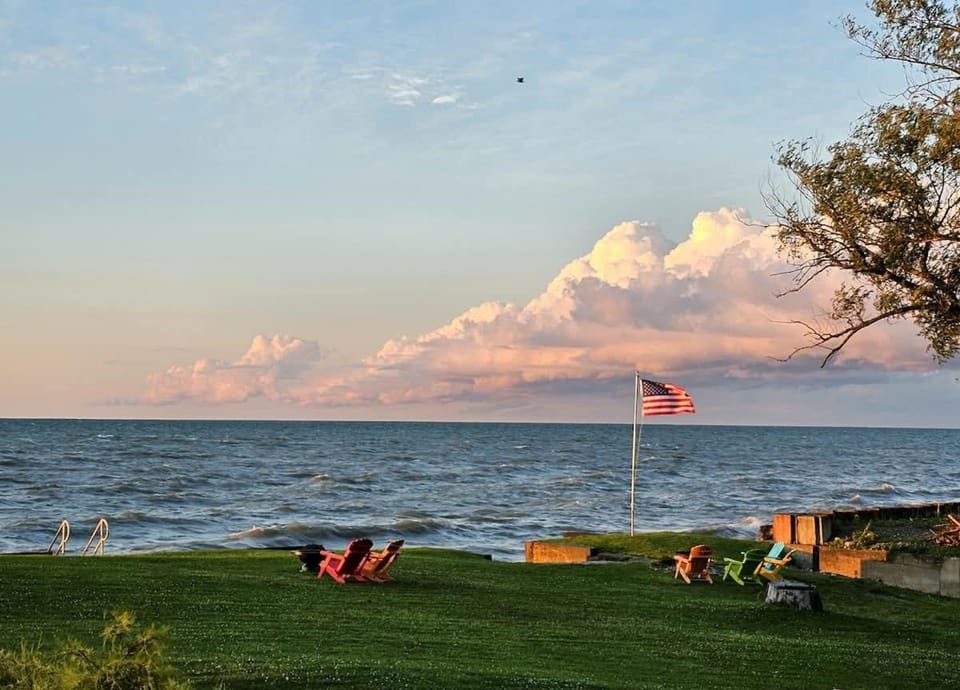 SeaSide Lake-Front Cottage Apartment in Lake Erie