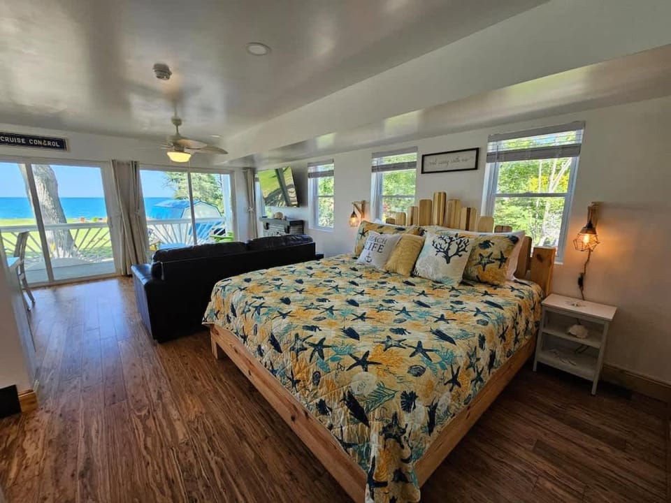 SeaSide Lake-Front Cottage Apartment in Lake Erie
