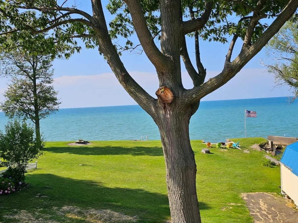 SeaSide Lake-Front Cottage Apartment in Lake Erie
