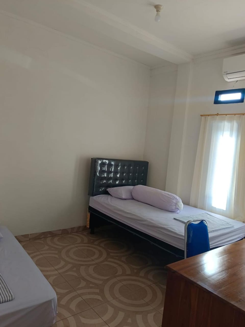 Photo of the whole room, air conditioner