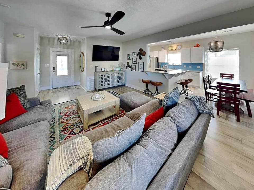 TV and multimedia, Kitchen or kitchenette, Living room, Seating area, Dining area, furniture
