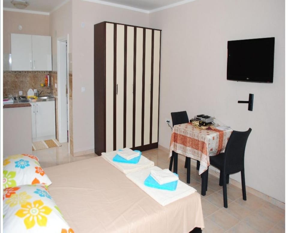 Bed, Dining area