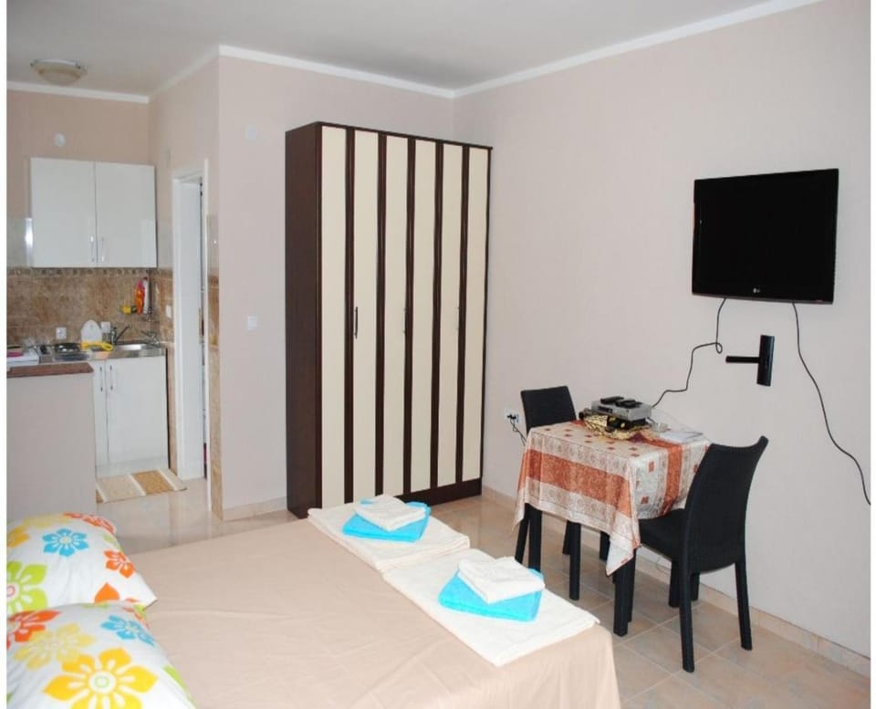Bed, Living room, Dining area, Bedroom, bunk bed