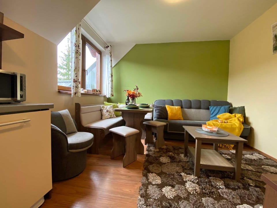 Kitchen or kitchenette, Living room, Seating area, Dining area