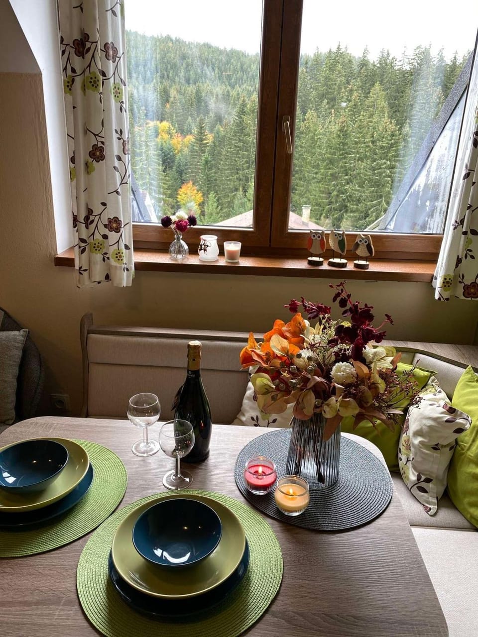 Food and drinks, Dining area, Food