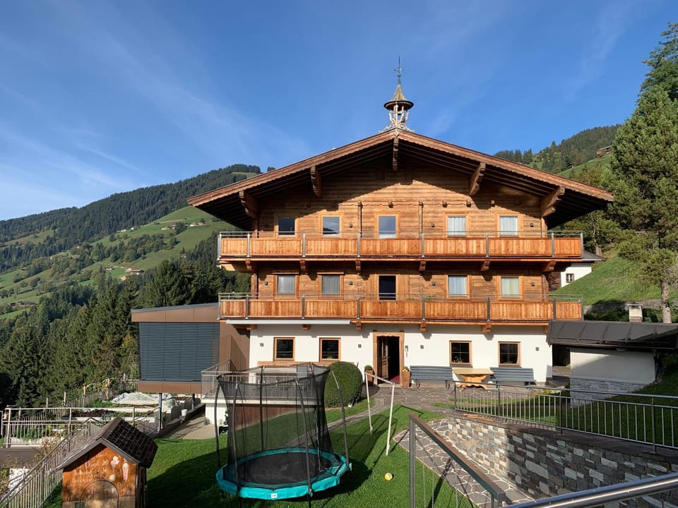 Property building, Day, Natural landscape, Garden, Mountain view