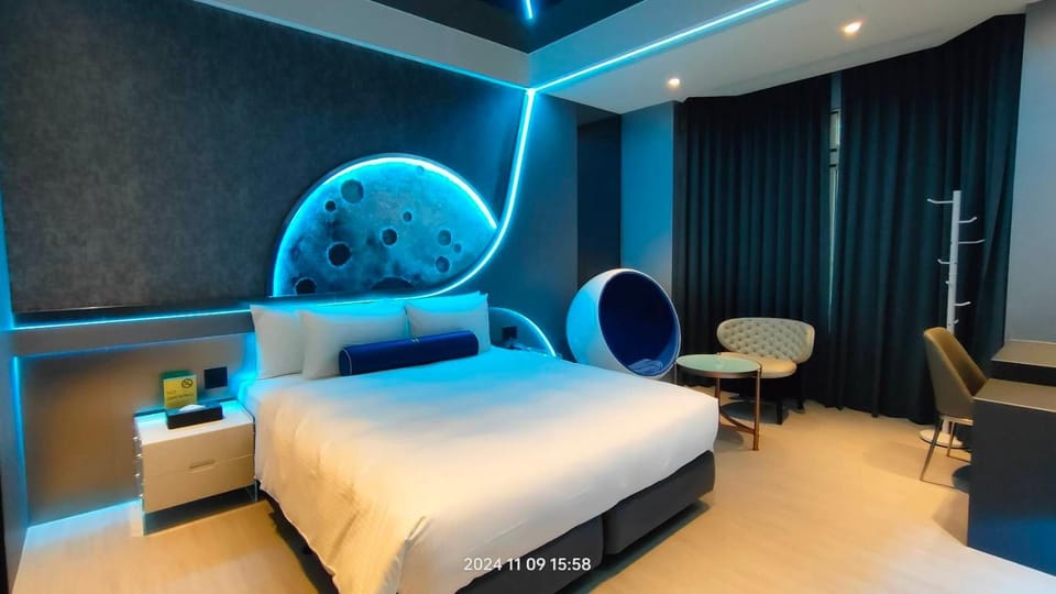 Bed, Photo of the whole room, Bedroom