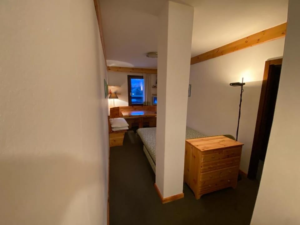 Bed, Photo of the whole room, hair dresser