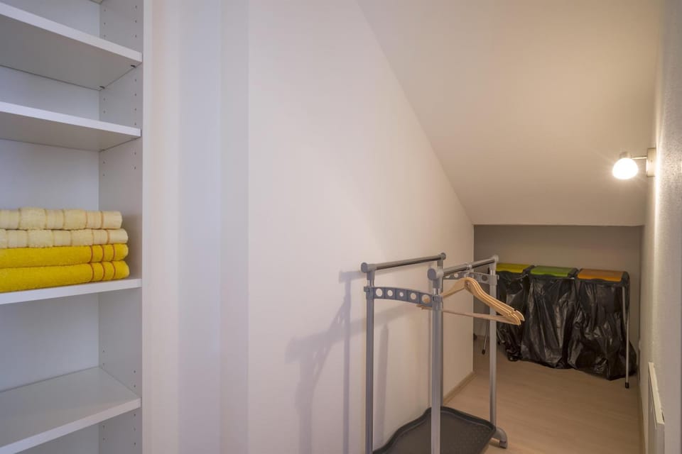 Photo of the whole room, towels, wardrobe