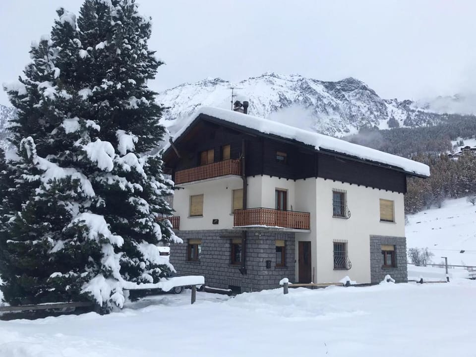 Il Pettirosso - Appartamento Panoramico con 3 Camere in Villetta Apartment in Aosta Valley, Italy