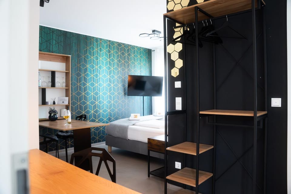 Bed, TV and multimedia, Dining area