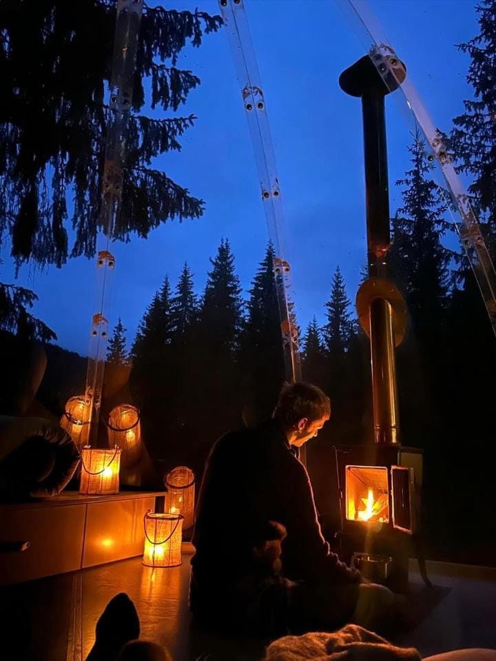 Treetop igloo by the river House in Viken, Norway