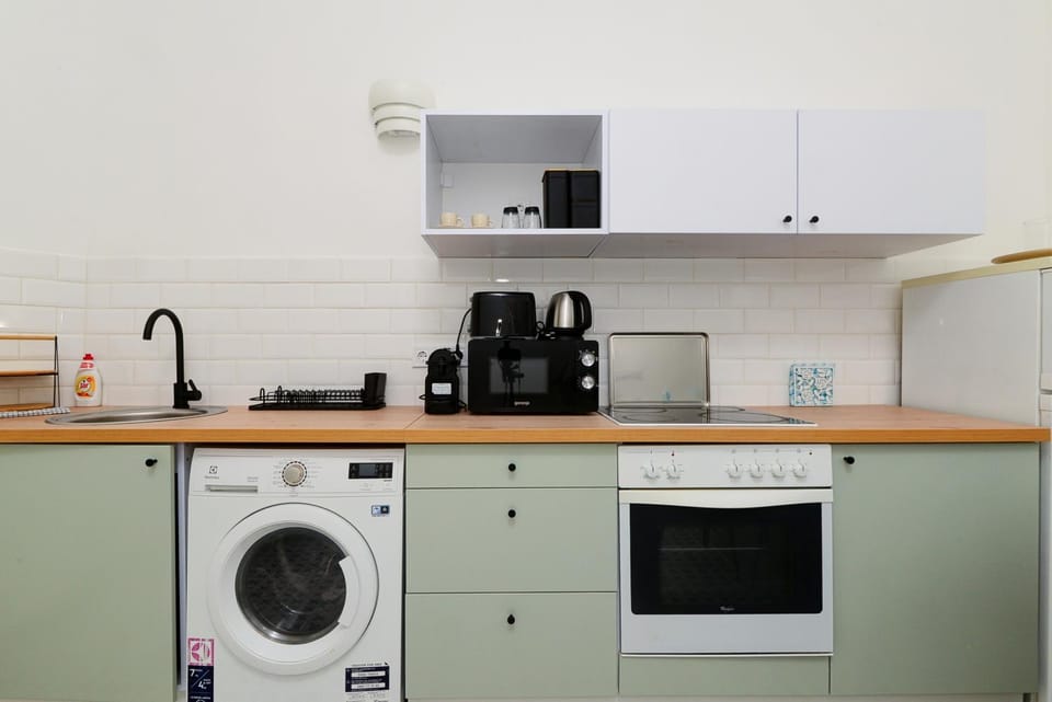 Kitchen or kitchenette, oven, stove, washing machine
