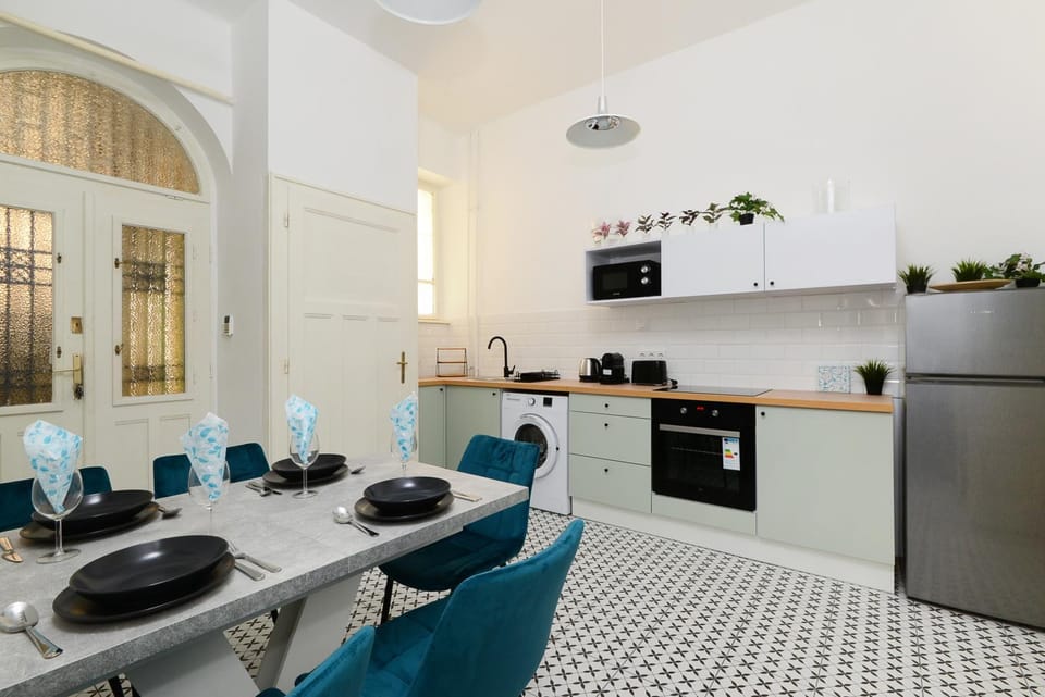 Coffee/tea facilities, Dining area, stove, toaster