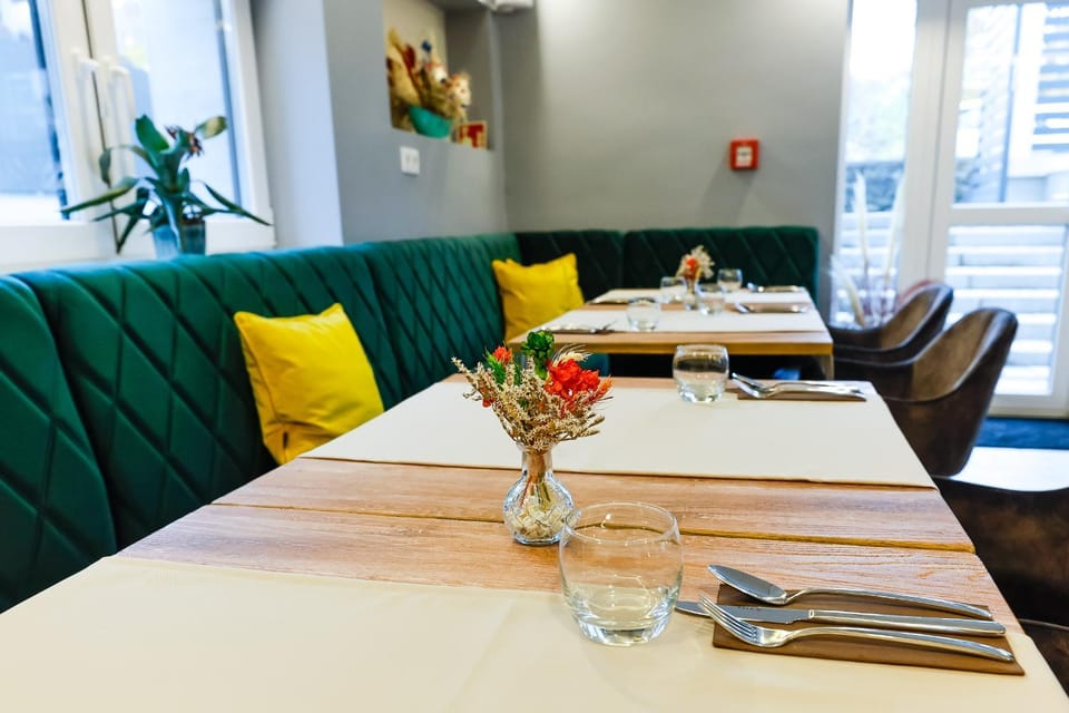 Restaurant/places to eat, Internal: Not applicable to any particular room