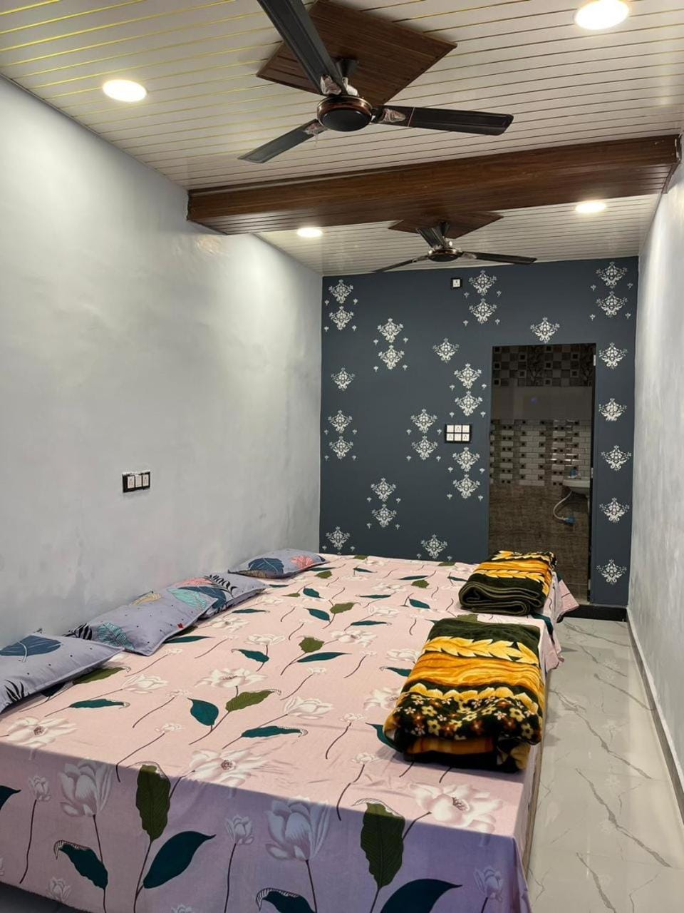 Bedroom, fireplace
