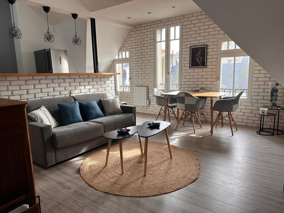 TV and multimedia, Living room, Seating area, Dining area