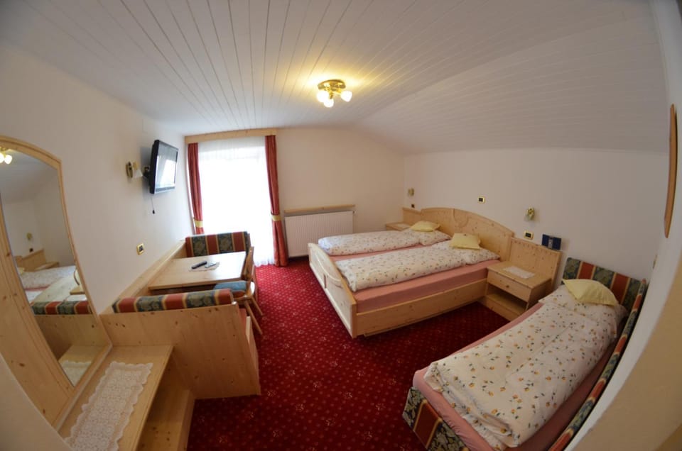 TV and multimedia, Photo of the whole room, Bedroom